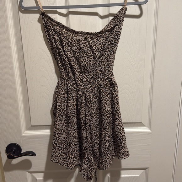 Leopard print Romper strapless with tie waist and pockets. Shorts - Picture 2 of 5